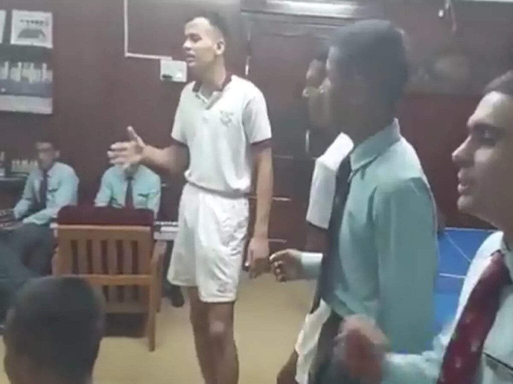 Viral Video - NDA के छात्र सैनिकों ने गाया ऐसा गाना, लोग देखकर रह गए आश्चर्यचकित 3 nda 2