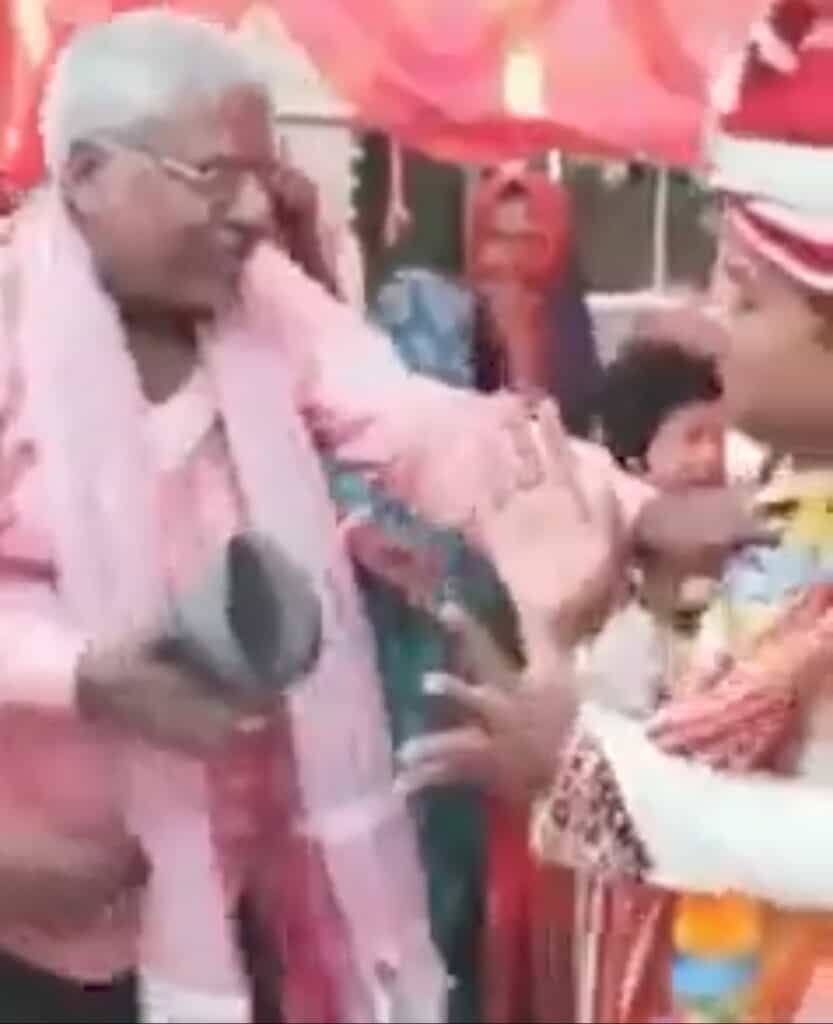 Viral Video: जयमाला के स्टेज पर दूल्हे ने मांगी दहेज में मोटरसाइकिल, ससुर ने चप्पल से पीटा, वीडियो वायरल 1 IMG 20230511 141334