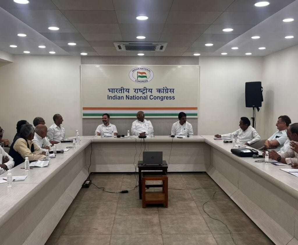 Rajasthan Politics: राजस्थान कांग्रेस की दिल्ली में हुई मैराथन बैठक, पायलट-गहलोत के बीच की विवाद दूर करने की हुई कोशिश 1 20230706 152301