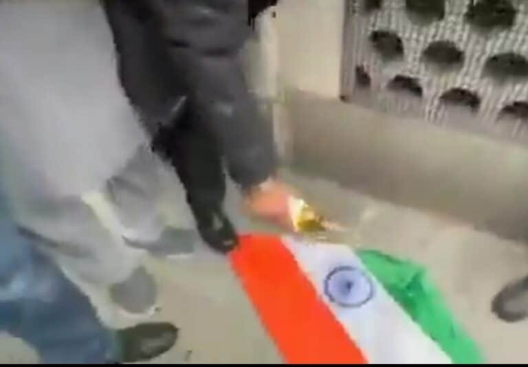 Khalistani in London:  कनाडा के बाद लंदन में खालिस्तानी आतंकियों का प्रदर्शन, तिरंगे पर डाला गोमूत्र