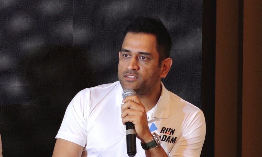 MS Dhoni Viral: गर्लफ्रेंड वाले बैचलर्स की एक.....' युवाओं को रिलेशनशिप पर सलाह देते दिखे एमएस धोनी, वीडियो हुआ वायरल