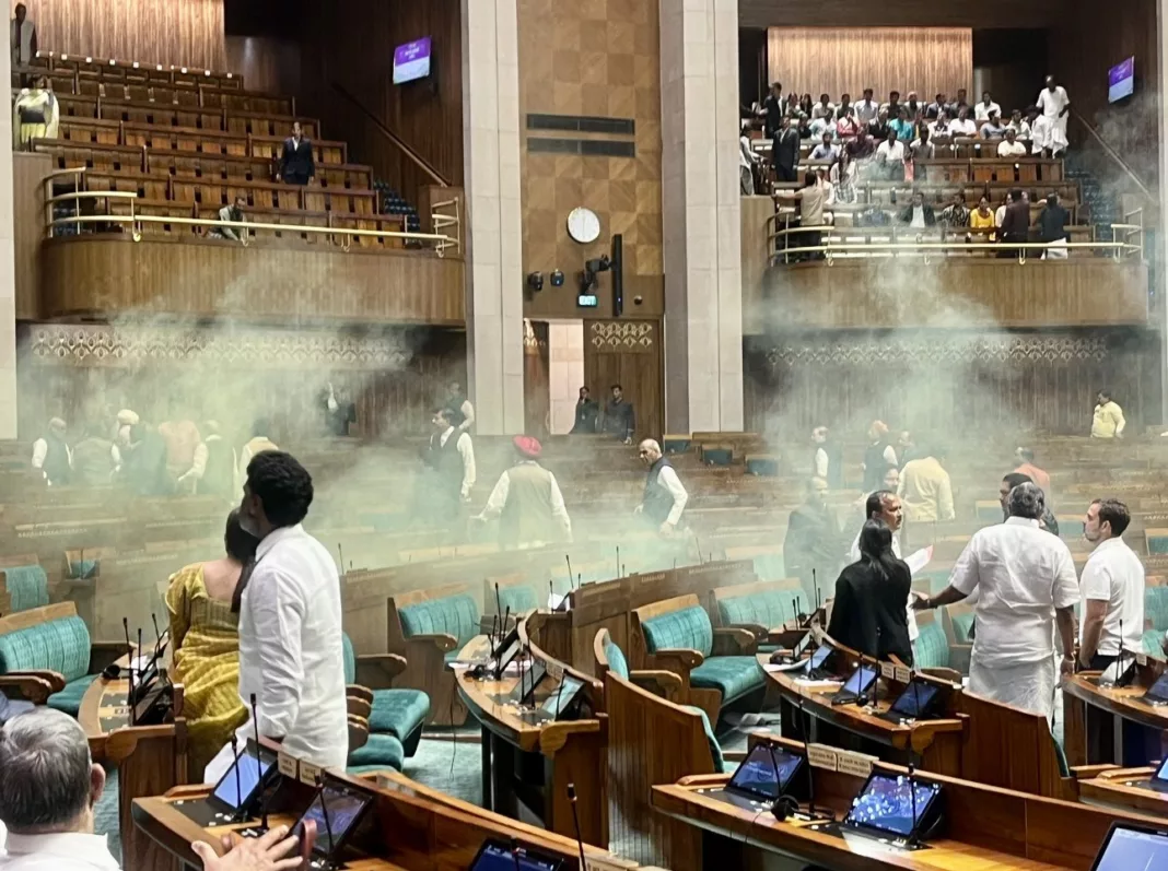 Security Breach in Parliament: संसद की सुरक्षा में बड़ी चूक, विजिटर्स गैलरी से सांसदों पर कूदा शख्स, देखें वीडियो