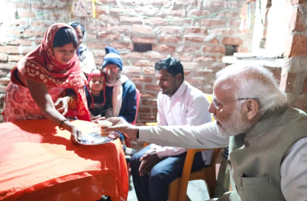 Modi in Ayodhya: अचानक दलित परिवार के घर पहुंचे पीएम मोदी, चाय पीते हुए बोलें, 'थोड़ी मीठी कर दी है'