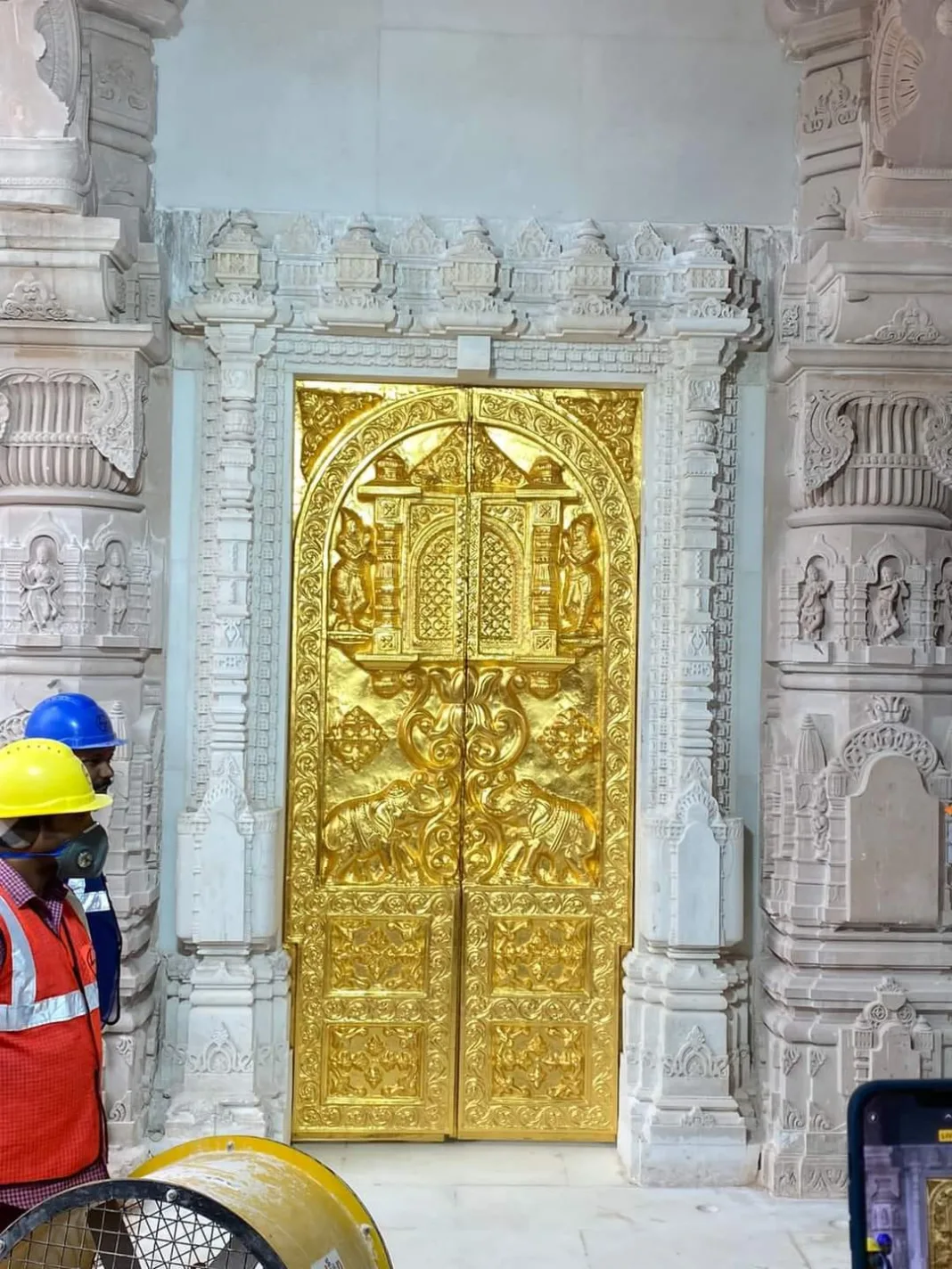 Ram Mandir: अयोध्या राम जन्मभूमि मंदिर में लगाया गया सोने का गेट, मंदिर में इतने सोने के गेट लगाए जाएंगे