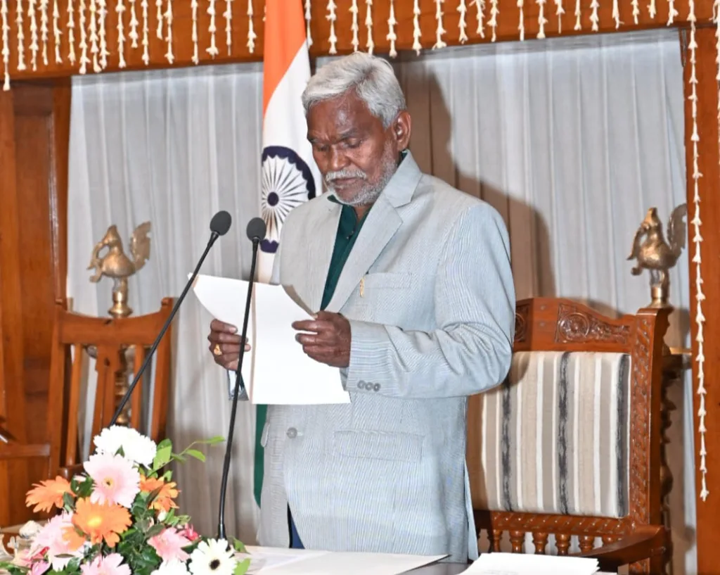 Jharkhand New CM: राजनीतिक हलचल पर लगा विराम, चंपई सोरेन ने ली सीएम पद की शपथ