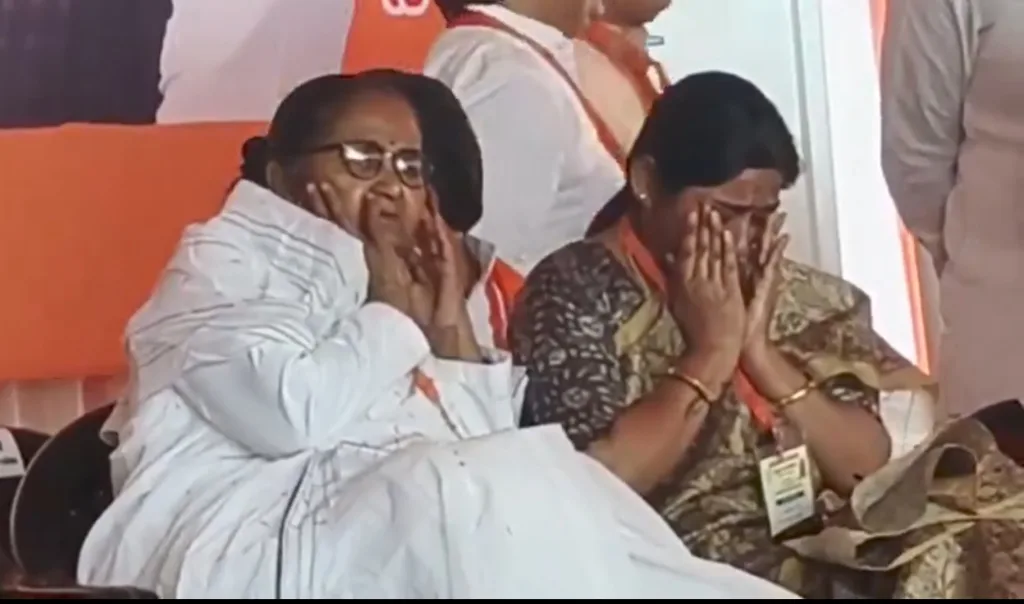 Sanghmitra Maurya Viral Video: योगी के सामने ही मंच पर रोने लगी BJP की ये सांसद, जानिए क्या है पूरा मामला