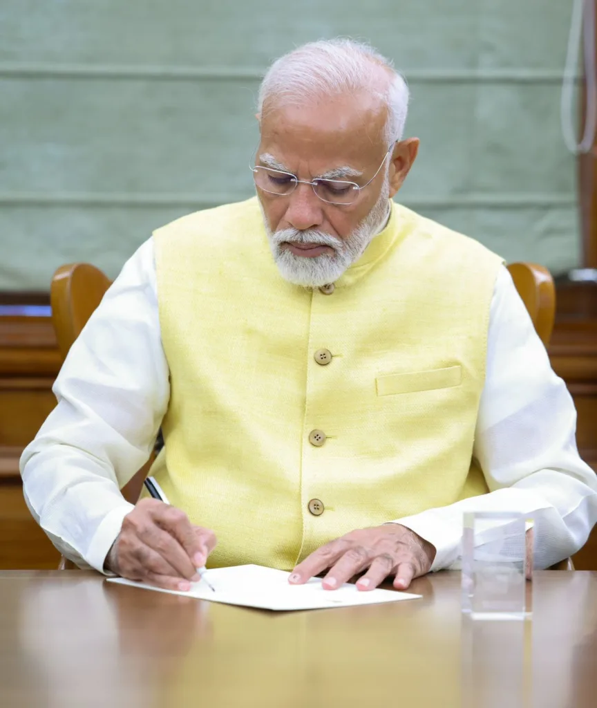 PM Modi First Decision: पीएम मोदी ने संभाला पदभार, जानिए पीएम मोदी का क्या है पहला आदेश
