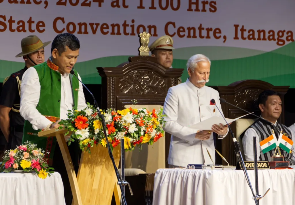 Arunachal CM Oath: पेमा खांडू ने लिया CM पद की शपथ, जानिए कैसे कांग्रेस के 33 विधायकों को लेकर BJP में हुए थे शामिल