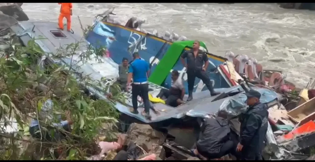 Nepal Bus Accident: पोखरा में गोरखपुर की बस नदी में गिरी, 14 लोगों की मौत